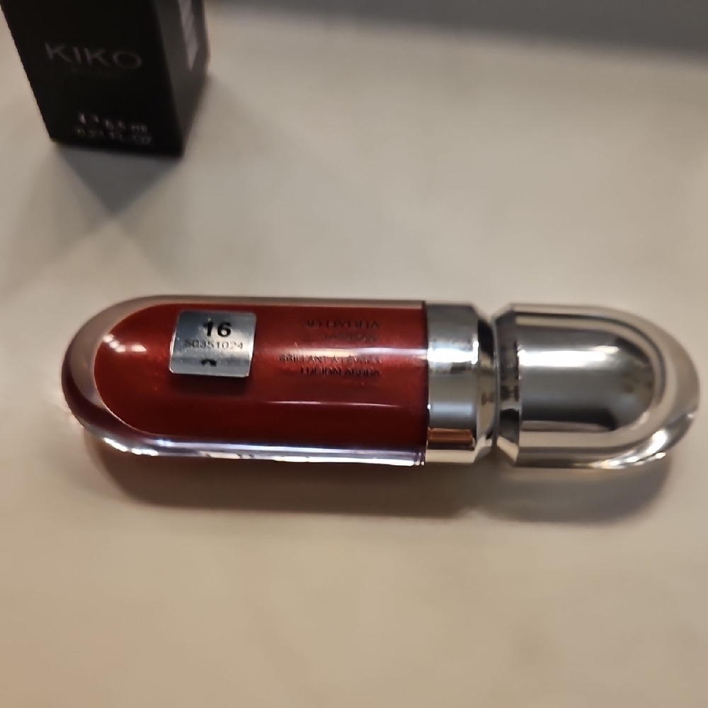 3D Hydra Lip Gloss in Black Packaging - Picture 7 of 14